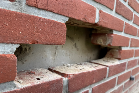 Doorsnede van een spouwmuur met binnenblad, spouw en buitenblad.